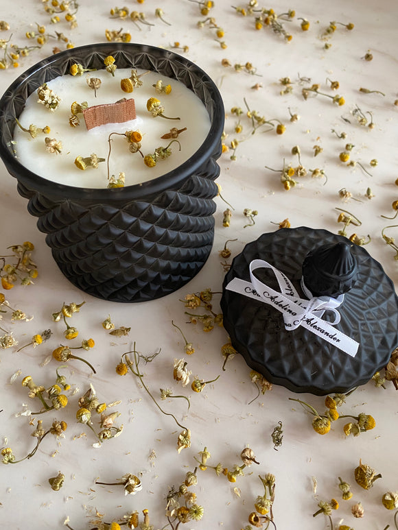 The Onyx With Botanical Chamomile Petals